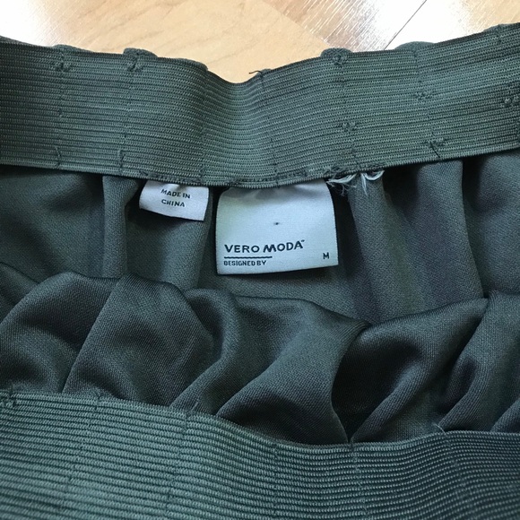 Green Skirt, pleated waist,raw hem detail - Picture 3 of 5